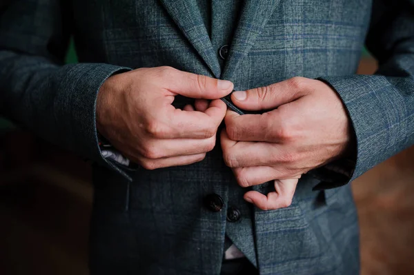 Άνθρωπος Κουμπώνει Ένα Κουμπί Στο Σακάκι Του — Φωτογραφία Αρχείου