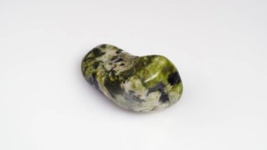 Dönüş masasında doğal yılan taşı var.