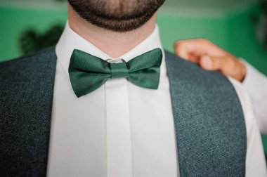 Bir adamın boynundaki yeşil papyon. Düğün.