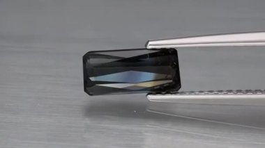 Cımbızda doğal mavi turmalin indikolit baget.