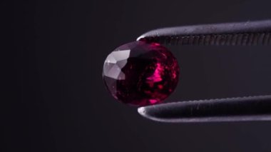 Dönüş masasında doğal kırmızı turmalin rubellit.