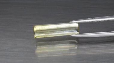 Cımbızda kesilen çift renkli turmalin baget.