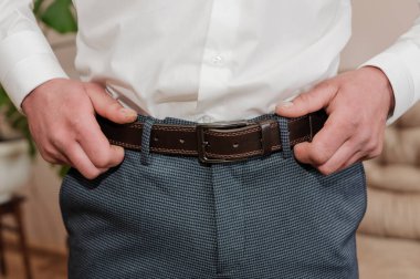 Damat el ele tutuşuyor.