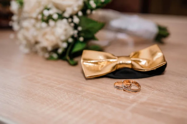 Пара Обручок Золота Краватка Фоні — стокове фото