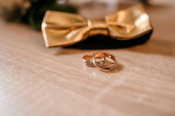 Par Anéis Casamento Laço Dourado Fundo — Fotografia de Stock