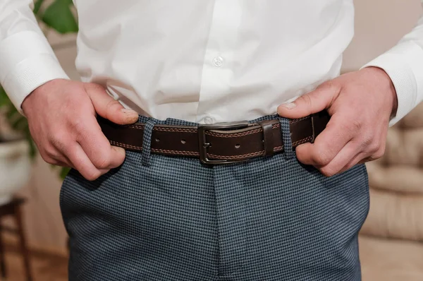 Damat el ele tutuşuyor.