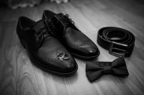 Zapatos Negros Cuero Cinturón Par Anillos Oro Una Corbata Mariposa — Foto de Stock