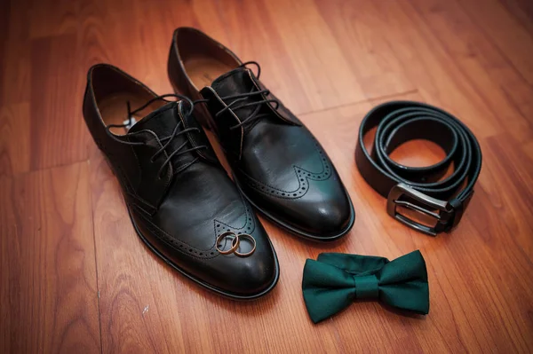 Zapatos Negros Cuero Cinturón Par Anillos Oro Una Corbata Mariposa — Foto de Stock