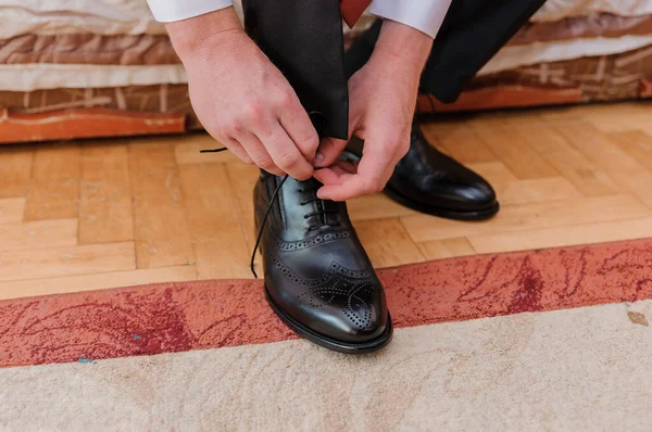 Человек Завязывает Шнурки Кожаной Обуви — стоковое фото