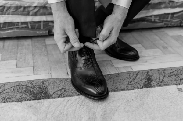 Man Veters Strikken Lederen Schoenen — Stockfoto