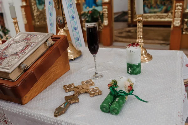 Geleneksel düğün taçları kilisede. Kilisede mumlar düğün için hazır.