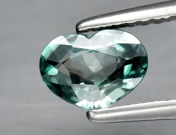 Pierre Naturelle Zircon Vert Pinces Sur Fond — Photo