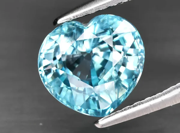 Pierre Naturelle Zircon Bleu Pinces Sur Fond — Photo