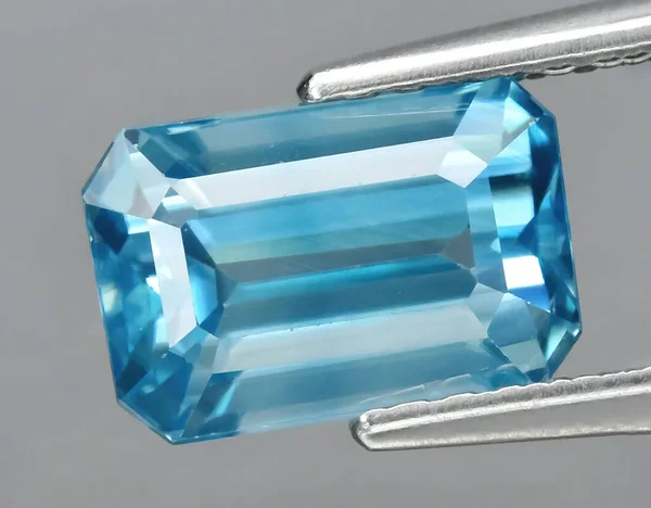 Pierre Naturelle Zircon Bleu Pinces Sur Fond — Photo