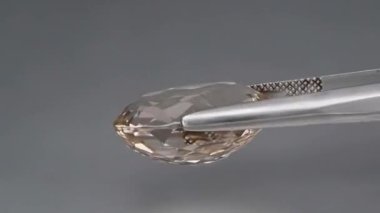 İmparatorluk şampanyası. Sarı topaz. Dönen cımbızla kesilmiş.