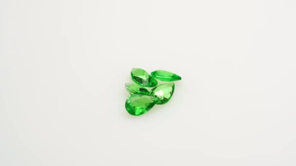 Tsavorites naturais granada verde na mesa giratória — Vídeo de Stock