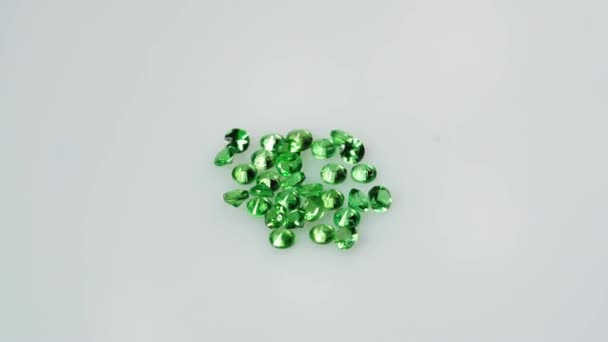 转盘上的天然沙维石绿色石榴石 — 图库视频影像
