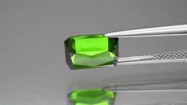 Doğal yeşil turmalin yüzlü sekizgen cımbızla kesilmiş.