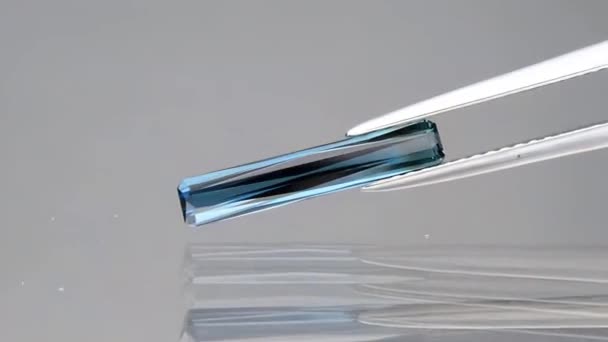 Натуральный синий турмалиновый индиколитовый багет в пинцетах — стоковое видео