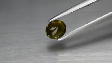 Doğal oval kesim cımbızda yeşil turmalin.