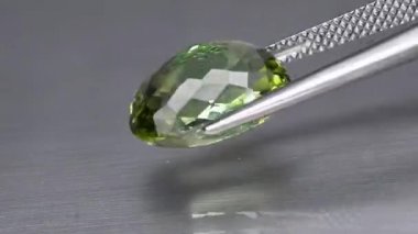 Doğal yeşil turmalin oval kesiği cımbızda