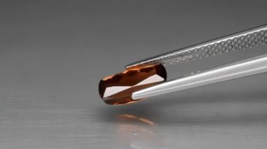 Doğal mücevher kahverengi zirkon yastığı cımbızla kesilmiş.