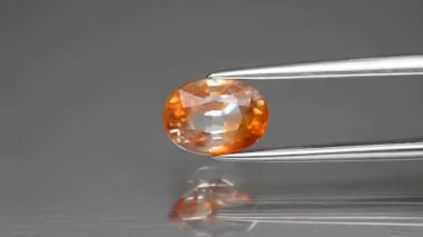 Doğal mücevher sarısı zirkon oval kesiği cımbızda