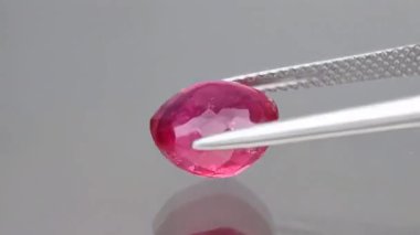 Cımbızda oval kesikli doğal pembe turmalin rubellit.