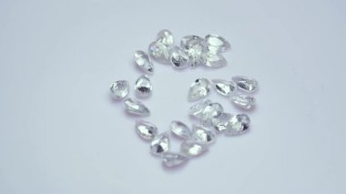 Doğal beyaz zirkon armut kesiği.