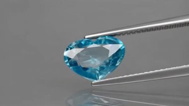 Doğal mücevher mavisi zirkon kalp cımbızla kesilmiş.