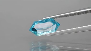 Doğal değerli taş mavisi zirkon cımbızla kesilmiş.