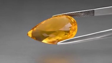 Doğal turuncu turuncu turuncu turuncu turuncu armut. Dönen masadaki cımbızla kesilmiş.