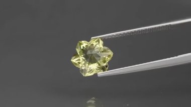 Doğal sarı sitrin fanatizmi. Dönen masadaki cımbızla kesilmiş.