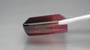 Doğal pembe turmalin rubellite, cımbızla kesilmiş.