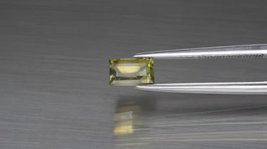 Doğal kesimli baget, cımbızda sarı turmalin.