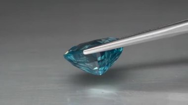 Doğal mavi zirkon, cımbızla kesilmiş kalp.