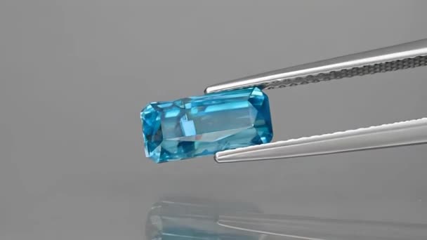 Pedra preciosa natural azul zircão octógono cortado nas pinças — Vídeo de Stock