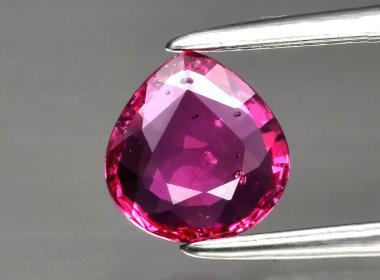 Arka planda maşayla yakut kırmızısı yakut.