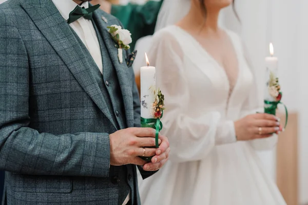 Novia Novio Sostienen Velas Brillantes Durante Ceremonia Iglesia Manos Recién — Foto de Stock