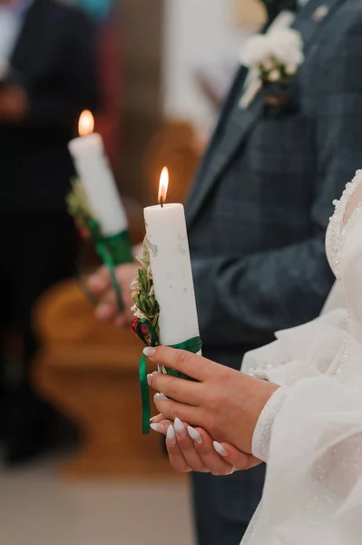 Noiva Noivo Seguram Velas Brilhantes Durante Cerimônia Igreja Mãos Recém — Fotografia de Stock