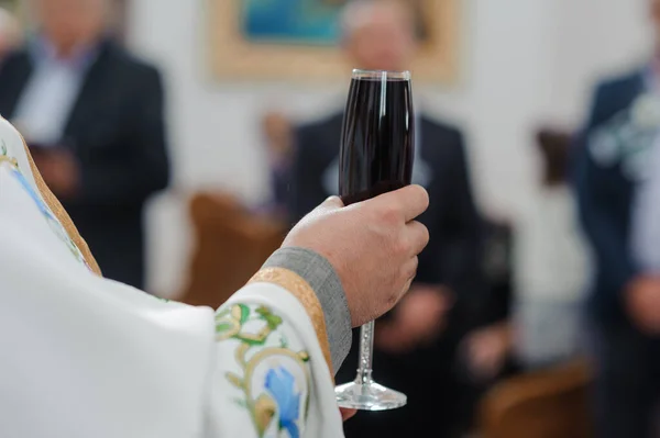 Prêtre Tient Dans Main Verre Vin Rouge Église Détails Religieux — Photo