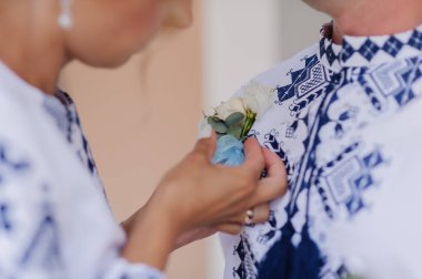 Damadın ceketinde yaka çiçeği var. Düğün.