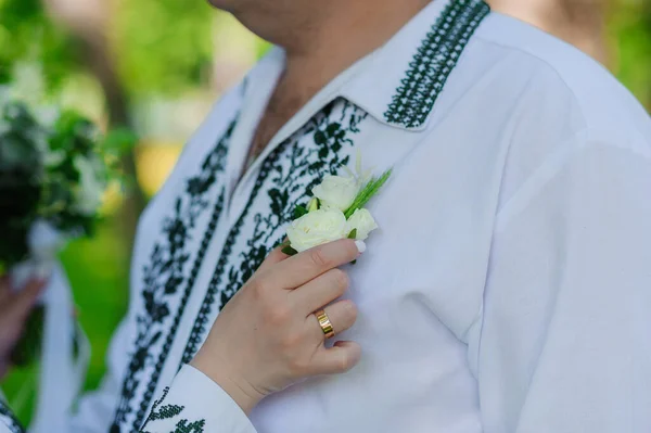 新郎のジャケットにボートニエール 結婚式 — ストック写真