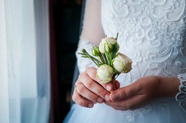 Gelinin ellerinde çiçeklerle damadın yaka çiçekleri