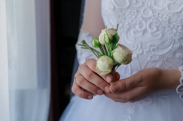 Μπουτονιέρα Του Γαμπρού Λουλούδια Στα Χέρια Της Νύφης — Φωτογραφία Αρχείου