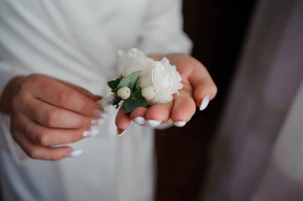 Boutonniere Noivo Com Flores Nas Mãos Noiva — Fotografia de Stock