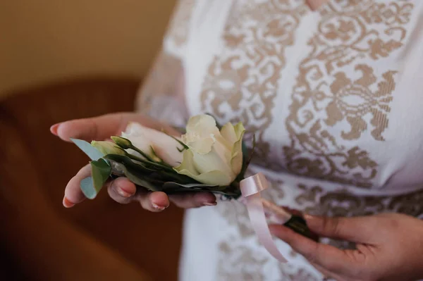 Boutonniere Pana Młodego Kwiatami Rękach Panny Młodej — Zdjęcie stockowe