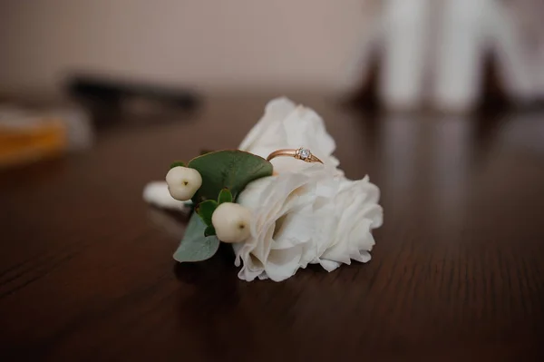 Bräutigam Boutonniere Mit Weißen Blumen Auf Dem Hintergrund — Stockfoto