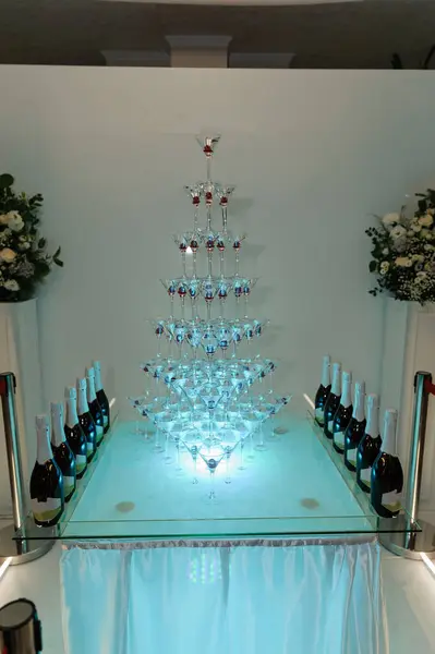 Bicchieri Champagne Con Ghiaccio Secco Scivolo Champagne Piramide Bicchieri Champagne — Foto Stock