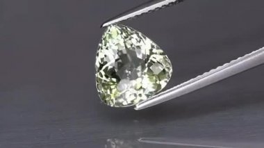 Doğal armut yüzlü, cımbızda açık sarı turmalin.